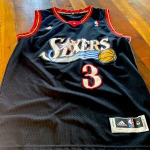 Men’s medium Sixers basketball jersey Iverson